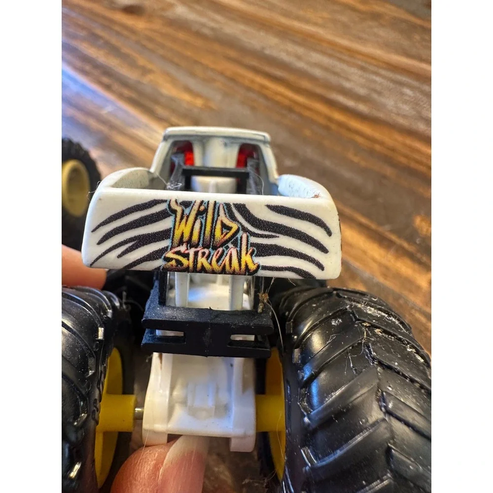 Monster Jam Wild Streak & HW Safari Jeep Monser Truck 1:64‎ Hot Wheels lot of 2